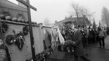 Gen. Wojciech Jaruzelski 2 grudnia 1989 złożył kwiaty pod krzyżem upamietniającym ofiary pacyfikacji kopalni "Wujek" w Katowicach, fot. PAP/S. Jakubowski