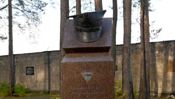 Pomnik gen. Stefana Grota-Roweckiego na terenie b. KL Sachsenhausen. Fot. PAP/M. Bielecki