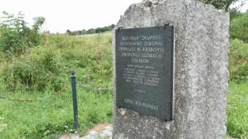 Obelisk pamiątkowy na terenie dawnego obozu KL Płaszóq, fot. PAP/Jacek Bednarczyk