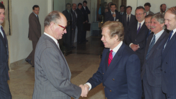 Prezydent Wojciech Jaruzelski i prezydent Vaclav Havel podczas pierwszego szczytu państw Grupy Wyszehradzkiej w Bratysławie, fot. PAP/Jan Bogacz