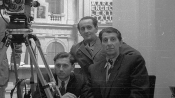 Władysław Forbert (w środku) wśród operatorów Polskiej Kroniki Filmowej, fot. PAP/CAF