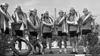 Zwycięzcy Wyścigu Pokoju w 1970 r.: Krzysztof Stec, Wojciech Matusiak, Ryszard Szurkowski, Zygmunt Hanusik, Zbigniew Krzeszowiec, Zenon Czechowski, Andrzej Kaczmarek, fot. PAP/Stanisław Dąbrowiecki