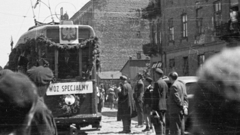 Jeden z pierwszych tramwajów po wojnie w Warszawie, fot. PAP/CAF