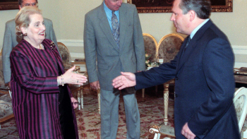 Prezydent Aleksander Kwaśniewski i Madeleine Albright na konferencji Ku Wspólnocie Demokracji w Warszawie, fot. PAP/L. Wróblewski