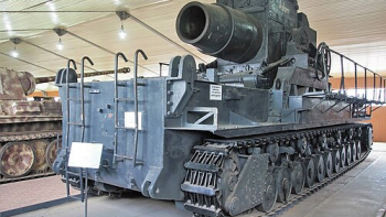 Ciężki moździerz samobieżny Karl, używany przez Niemców do walk przeciwko powstańcom warszawskim. Fot. Muzeum Czołgów w Kubince