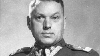 Konstanty Rokossowski w mundurze polskiego marszałka. Fot. PAPCAF