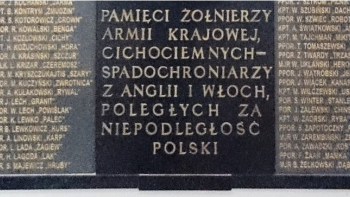 tablica poświęcona cichociemnym