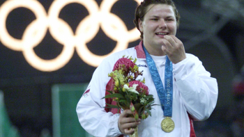 Kamila Skolimowska ze złotym medalem igrzysk olimpijskich w Sydney (2000 r.). Fot. PAP/Przemek Wierzchowski