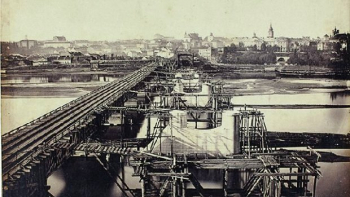Most Aleksandryjski (później nazywany Mostem Kierbiedzia) w trakcie budowy. Fot. domena publiczna