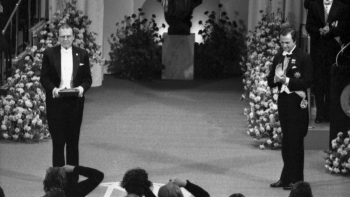 Czesław Miłosz podczas ceremonii noblowskiej w Sztokholnie w 1980 r. Fot. PAP/Jerzy Undro