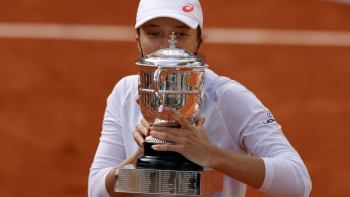 Iga Świątek z pucharem za zwycięstwo w turnieju French Open (Roland Garros) w Paryżu w 2020 r. Fot. PAP/EPA/Yoan Valat