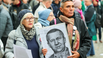 6. rocznicy śmierci Piotra Szczęsnego przed wejściem głównym do PKiN w Warszawie. Piotr Szczęsny dokonał aktu demonstracyjnego samopodpalenia się w proteście przeciwko polityce PiS oraz inspirowanej politycznie dyskryminacji w polskim życiu społecznym. Fot. PAP/Szymon Pulcyn