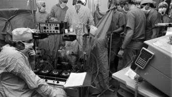 Kierowany przez Zbigniewa Religę zespół kardiochirurgów przeprowadził w Zabrzu pierwszą udaną transplantację serca. Fot. PAP/Stanisław Jakubowski