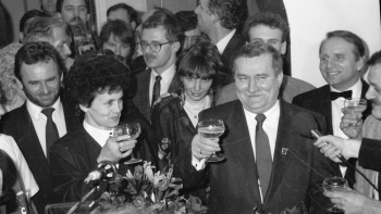 Lech Wałęsa w chwili ogłoszenia wyników wyborów prezydenckich 1990 r. Stoi obok żony Danuty i swojego doradcy, Mieczysława Wachowskiego. Fot. PAP/Stefan Kraszewski
