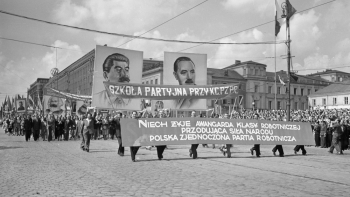 Pochód 1-majowy w 1952 r. w Warszawie z portretami Bolesława Bieruta i Józefa Stalina. Fot. PAP/CAF