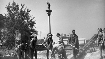 Żołnierze przy odbudowie Zamku Królewskiego w Warszawie. W tle Kolumna Zygmunta. Fot. PAP/Ireneusz Sobieszczuk