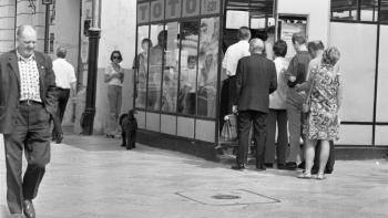 Kolektura Totalizatora Sportowego w Warszawie przy Pl. Trzech Krzyzy. Fot. PAP/Henryk Rosiak