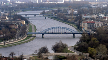 Na pierwszym planie most Piłsudskiego w Krakowie. Fot. PAP/Jacek Bednarczyk
