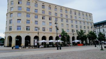 Dom bez kantów w Warszawie zaprojektowany przez Czesława Przybylskiego. Fot. PAP/Albert Zawada 