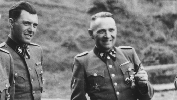 Josef Mengele (z lewej) i komendant KL Auschwitz Rudolf Hoess. For. domena publiczna