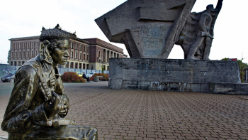 Pomnik Bohaterom Czerwonych Sztandarów autorstwa Augustyna Dyrdy i ławeczka Jimiego Hendrixa. Fot. PAP/Andrzej Grygiel