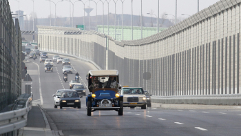 Parada starych samochodów na otwarcie mostu Marii Skłodowskiej-Curie w Warszawie. Fot. PAP/Paweł Supernak