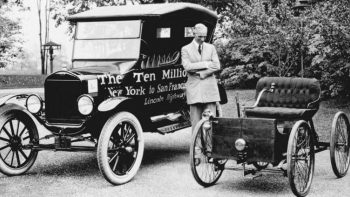 Henry Ford przy swoim pierwszym oraz dziesięciomilionowym samochodzie. Fot. domena publiczna