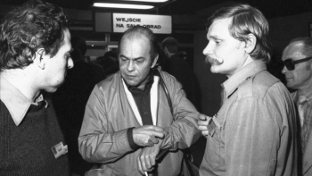 Tadeusz Jedynak (z prawej) obok Jacka Kuronia na I Krajowym Zjeździe Solidarności w 1981 r. Fot. PAP/Tadeusz Zagoździński