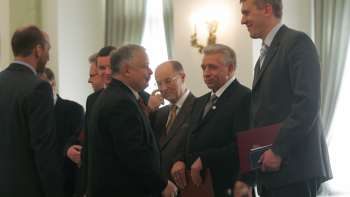 Prezydent Lech Kaczyński wręcza akty powołania na stanowiska wicepremierów Andrzejowi Lepperowi i Romanowi Giertychowi. Fot. PAP/Bartłomiej Zborowski