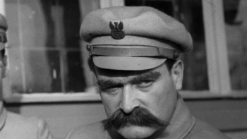 Janusz Zakrzeński w roli Józefa Piłsudskiego. Fot. PAP/Witold Rozmysłowicz