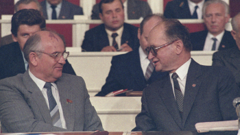 Michaił Gorbaczow i Wojciech Jaruzelski na X Zjeździe PZPR w Warszawie. Fot. PAP/Jan Morek