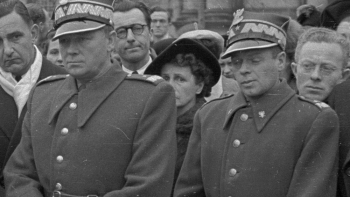 Gen. Józef Kuropieska (z lewej) i gen. Wacław Komar w 1948 r. Fot. PAP/CAF