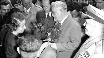 Marszałek Gieorgij Żukow i premier Nikołaj Bułganin podczas wizyty w Polsce w 1956 r. Fot. PAP/Zygmunt Wdowiński