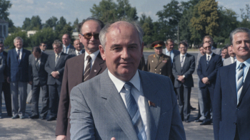 Michaił Gorbaczow (a za nim gen. Wojciech Jaruzelski) w 1986 r. Fot. PAP/Jan Morek
