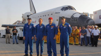 Załoga wahadłowca Atlantis po zakończeniu ostatniego lotu w kosmos. Fot. PAP/EPA/Reuters Pool/Scott Audette