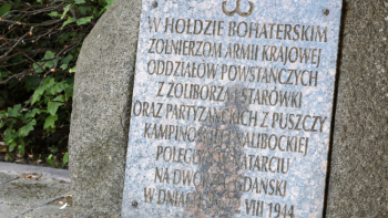 Tablica poświęcona powstańcom warszawskim poległym w walkach o Dworzec Gdański. Fot PAP