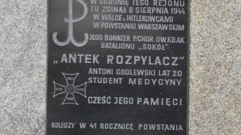 Tablica pamiątkowa poświęcpna Antoniemu Szczęsnemu Godlewskiemu. Fot. PAP/Radek Pietruszka