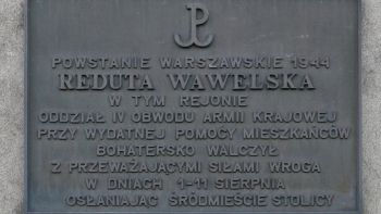 Tablica upamiętniająca obrońców Reduty Wawelskiej podczas Powstania Warszawskiego. Fot. PAP/Paweł Supernak