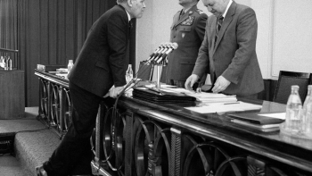 Stanisław Kania, gen. Wojciech Jaruzelski i Mieczysław F. Rakowski na VI plenum PZPR we wrześniu 1980. Fot. PAP/Jan Morek
