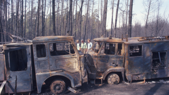 Spalone wozy strażackie w pożarze lasu w nadleśnictwie Rudy Raciborskie w sierpniu 1992 r. Fot. PAP/Stanisław Jakubowski