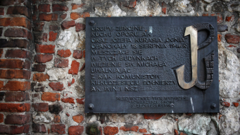 Tablica upamiętniająca uwolnienie więźniów z więzienia św. Michała w Krakowie. Fot. PAP/Łukasz Gągulski