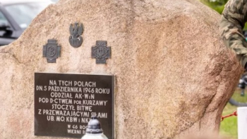 Kamień upamiętniający bitwę pod Kiełbaskami. Fot. losice.info
