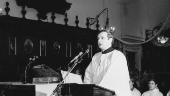 Msza w kościele Św. Krzyża w Warszawie w 1980 r. Fot. PAP/Grzegorz Rogiński