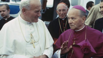 Biskup katowicki Herbert Bednorz obok papieża Jana Pawła II w 1983 r. Fot. PAP/Wojciech Kryński
