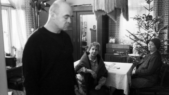 Stanisław Tym, Irena Kwiatkowska i Alina Janowska w filmie „Rozmowy kontrolowane” Sylwestra Chęcińskiego. Fot. PAP/Witold Rozmysłowicz