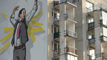 Mural na warszawskim Ursynowie nawiązujący do serialu Alternatywy 4. Fot. PAP/Jacek Turczyk