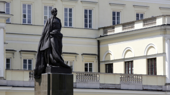 Pomnik Juliusza Słowackiego na Pl. Bankowym w Warszawie. Fot. PAP/Tomasz Gzell