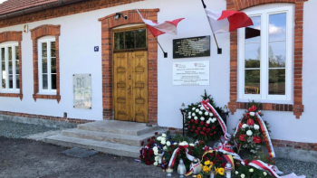 Kwiaty na miejscu masakry w podobozie KL Auschwitz. Fot. PAP/Marek Szafrański