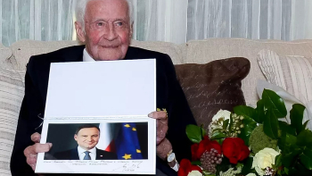 Emil Mentel a aktem mianowania na stpień generała brygady. Fot. Archiwum Prezydenta Andrzeja Dudy