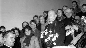 Prymas Stefan Wyszyński po powrocie z internowania. Fot. PAP/Marian Sokołowski